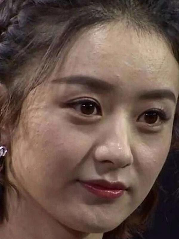 ##ss###style="text-decoration: underline;">Triệu Lệ Dĩnh vẫn luôn được công chúng tôn vinh và khen ngợi bởi gương mặt hack tuổi và vẫn vô cùng sắc sảo. Nhưng khi qua ống kính của người đi đường thì mỹ nhân Cbiz này lại có phần kém sắc đôi chút. Như ta có thể nhìn thấy làn da nhiều khuyết điểm của Triệu Lệ Dĩnh là một điểm trừ.