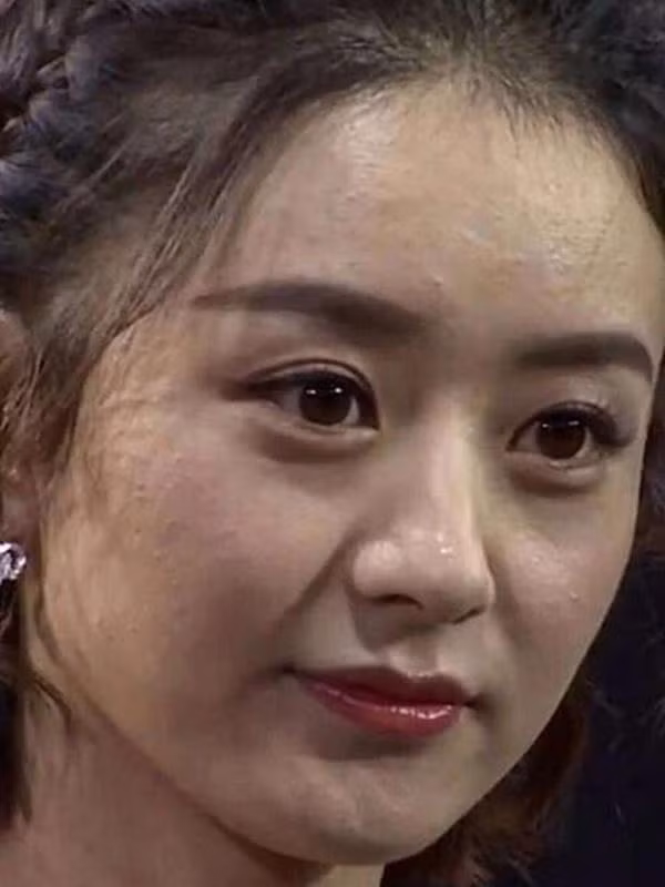 Triệu Lệ Dĩnh vẫn luôn được công chúng tôn vinh và khen ngợi bởi gương mặt hack tuổi và vẫn vô cùng sắc sảo. Nhưng khi qua ống kính của người đi đường thì mỹ nhân Cbiz này lại có phần kém sắc đôi chút. Như ta có thể nhìn thấy làn da nhiều khuyết điểm của Triệu Lệ Dĩnh là một điểm trừ.