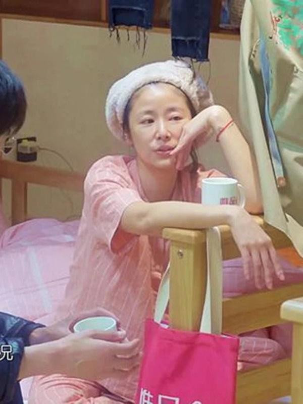 Khi gỡ bỏ hết lớp trang điểm thì nhan sắc Lâm Tâm Như có phần xuống cấp đi hẳn. Đôi mắt mơ hồ, hàng chân mày thưa cùng đường rãnh cười sâu khiến bà xã Hoắc Kiến Hoa trông rất thiếu sức sống.