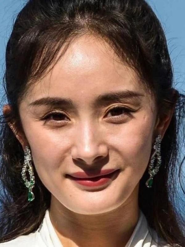 Dưới ánh nắng thì Dương Mịch lại càng thêm xuống sắc hơn nữa. Bằng chứng là những nếp nhăn đuôi mắt của cô hiện lên làm nữ diễn viên trông già hơn so với tuổi thật.