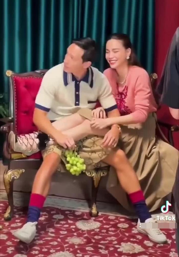 Vẻ tình tứ khiến hội F.A "phát hờn".