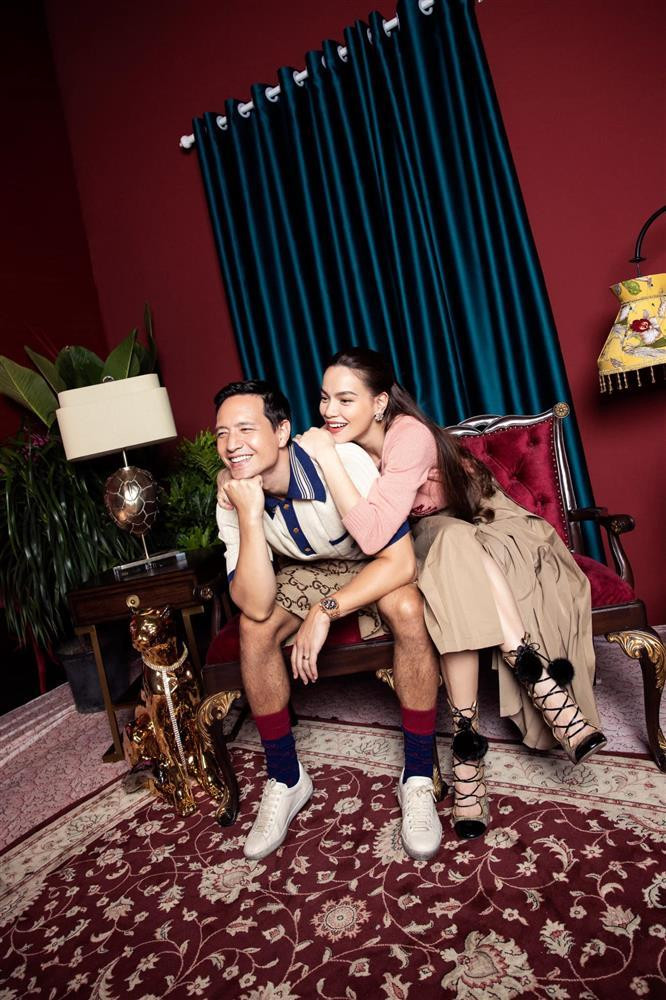 Hà Hồ e ấp bên người tình Việt kiều. Mới đây, một đoạn clip hậu trường liên quan tới set chụp của Hồ Ngọc Hà và Kim Lý được hé lộ. Trái với sự "e ấp", "nghiêm túc" của những khung hình chính thức, họ có những phút giây thư giãn, quấn quít nô đùa hệt như một cặp đôi mới yêu.