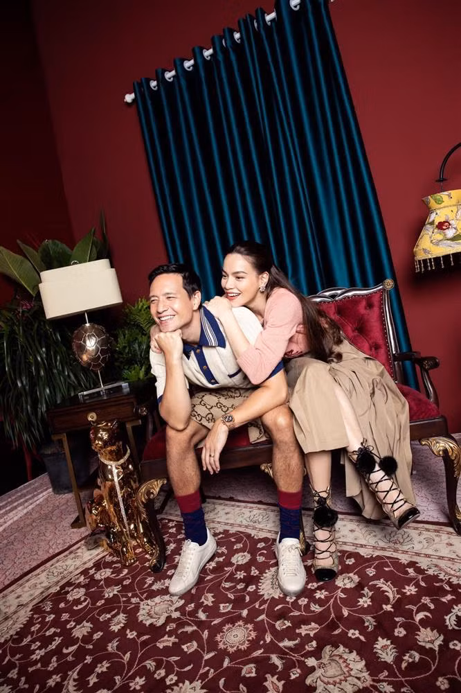 Hà Hồ e ấp bên người tình Việt kiều. Mới đây, một đoạn clip hậu trường liên quan tới set chụp của Hồ Ngọc Hà và Kim Lý được hé lộ. Trái với sự "e ấp", "nghiêm túc" của những khung hình chính thức, họ có những phút giây thư giãn, quấn quít nô đùa hệt như một cặp đôi mới yêu.