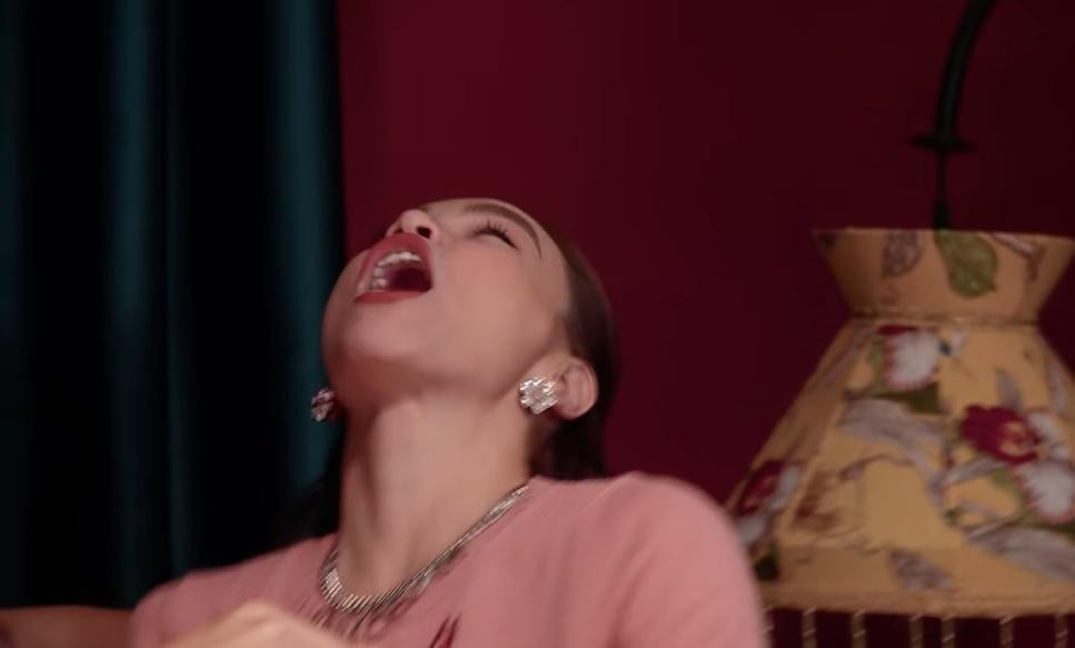 Hồ Ngọc Hà trổ tài "há miệng chờ nho" nhưng vài lần thất bại, khiến người xem bật cười. Trong khi đó, Kim Lý "cống hiến" điệu nhảy hài hước ngay trên sofa, khiến nửa kia "cười không ngậm được miệng"...