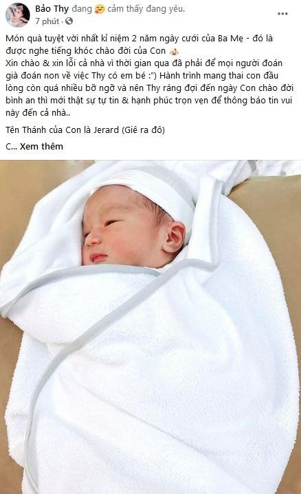 br/> Mới đây, Bảo Thy gây xôn xao mạng xã hội khi công khai hình ảnh con đầu lòng. Kèm theo đó, "công chúa bong bóng" chia sẻ bức ảnh cận mặt con cưng. Có thể thấy, nhóc tỳ nhà Bảo Thy trộm vía sở hữu gương mặt rất xinh xắn, thừa hưởng các nét đẹp từ ba mẹ.