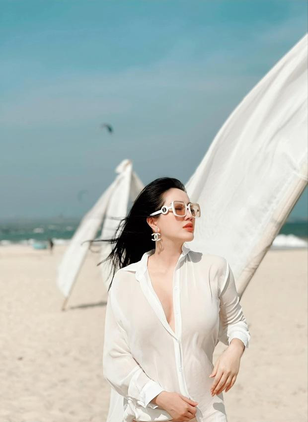 Cô diện áo sơ mi trắng mỏng manh và liên tục tạo dáng lấy tay che bụng.