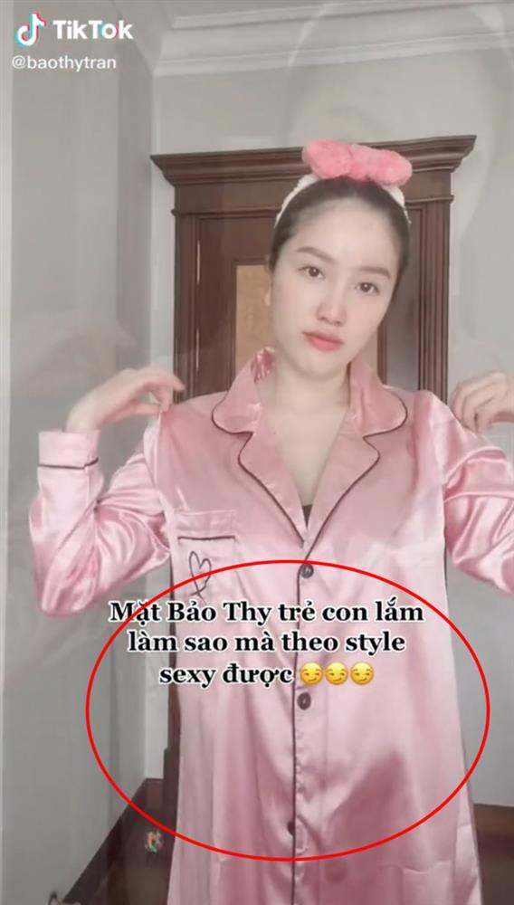 Những bộ đồ ngủ rộng rãi cũng không thể giấu chiếc bụng nhô cao của nữ ca sĩ.