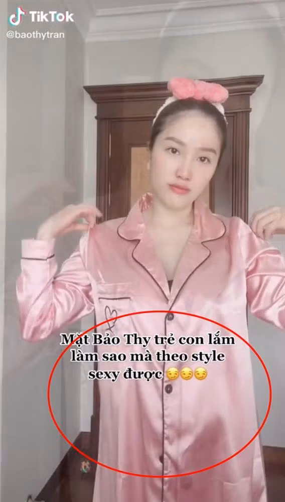 Những bộ đồ ngủ rộng rãi cũng không thể giấu chiếc bụng nhô cao của nữ ca sĩ.