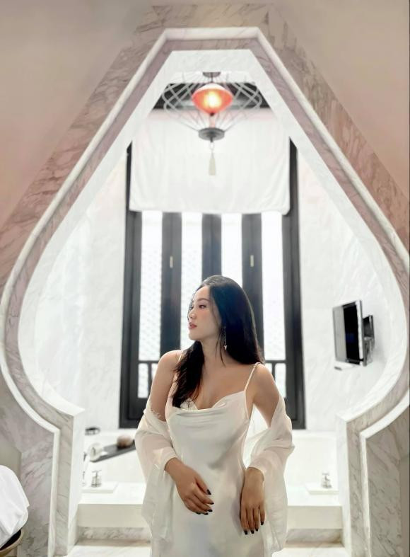 Dù bầu bí nhưng vóc dáng Bảo Thy vẫn rất thon gọn, nhan sắc ngày một thăng hạng chứ không hề phá tướng. Cô tự tin diện trang phục sáng màu khoe vẻ đẹp gợi cảm.