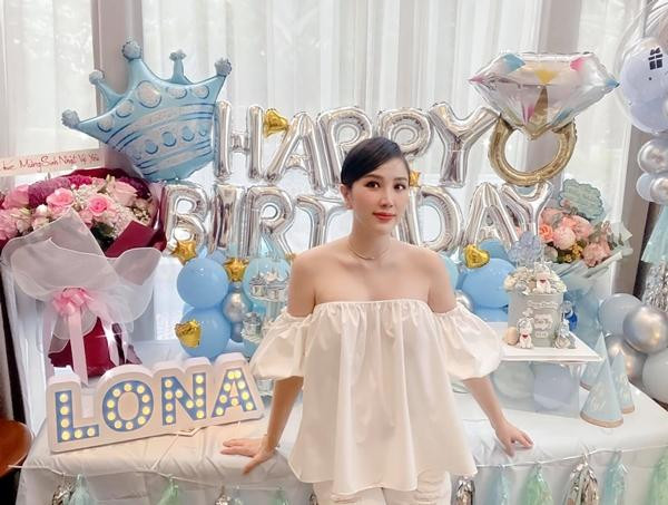 Trong tiệc sinh nhật hồi tháng 6 vừa qua, Bảo Thy cũng khéo léo lựa chọn áo trễ vai dáng rộng để che đi vòng hai đã lớn.