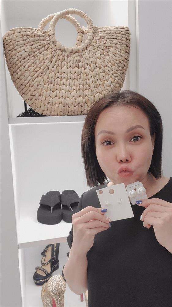 Với nữ danh hài Việt Hương, các món trang sức với cô mang ý nghĩa tinh thần và kỷ niệm nhiều hơn.