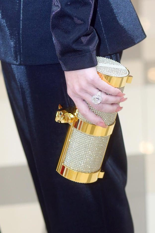 Đặc biệt, chiếc nhẫn kim cương 8 carat, có giá thị trường là 240.000 USD (5,5 tỷ đồng), đã giúp Việt Hương “tỏa sáng”.