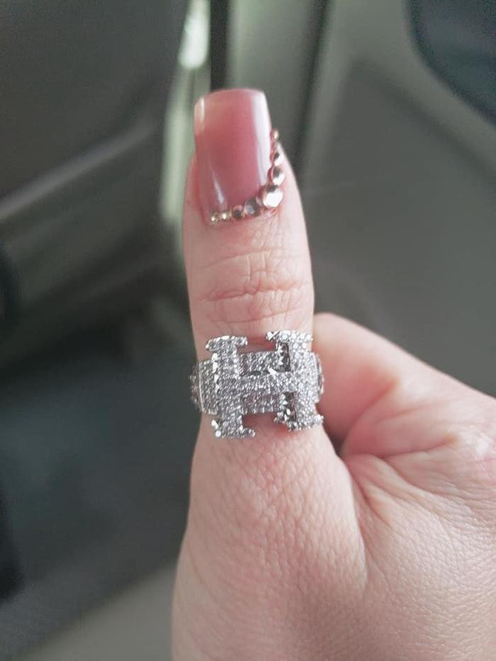 Nghệ sĩ Hoài Phương từng tặng cho vợ chiếc nhẫn kim cương siêu to khổng lồ có chữ H nhân ngày Lễ tình nhân.