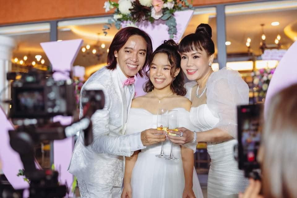 Viet Huong gay choang voi bo trang suc kim cuong 