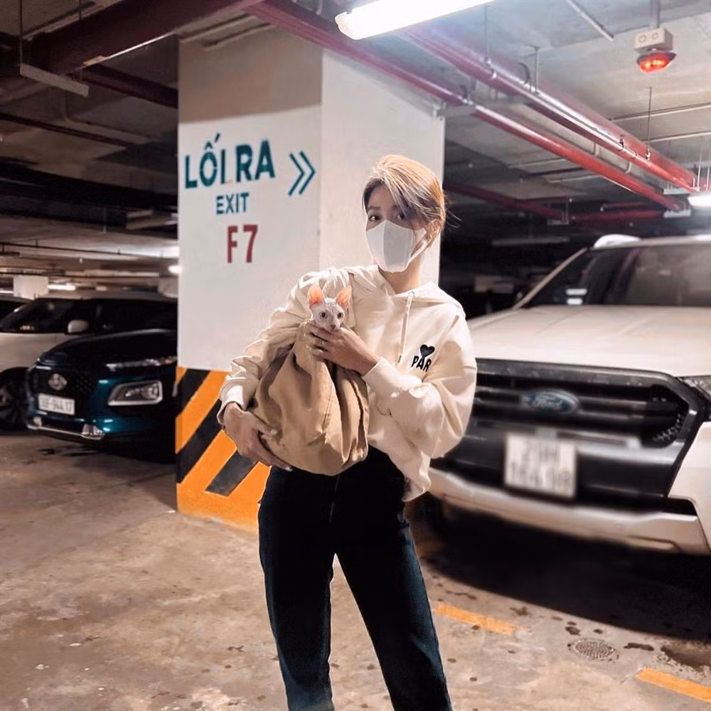 Các "thánh soi" đã phát hiện ra Thanh Sơn có một chiếc hoodie màu đen có chữ Paris và trái tim trên ngực trái còn Khả Ngân lại có phiên bản màu trắng y hệt. Cả 2 dù check-in ở background khác nhau nhưng không qua nổi đôi mắt tinh tường của fan.