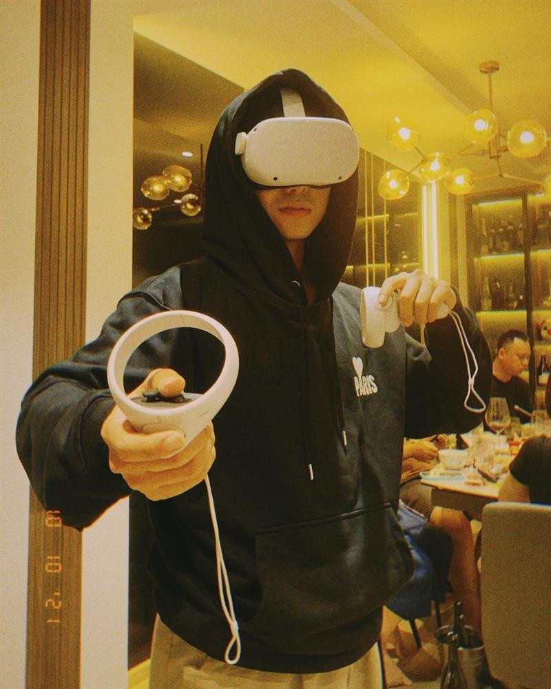 Suốt thời gian bộ phim phát sóng, cặp đôi diễn viên chính không chỉ có "phản ứng hóa học" quá tốt mà còn nhiều lần để lộ những khoảnh khắc thân mật làm dấy lên những tin đồn "phim giả, tình thật".