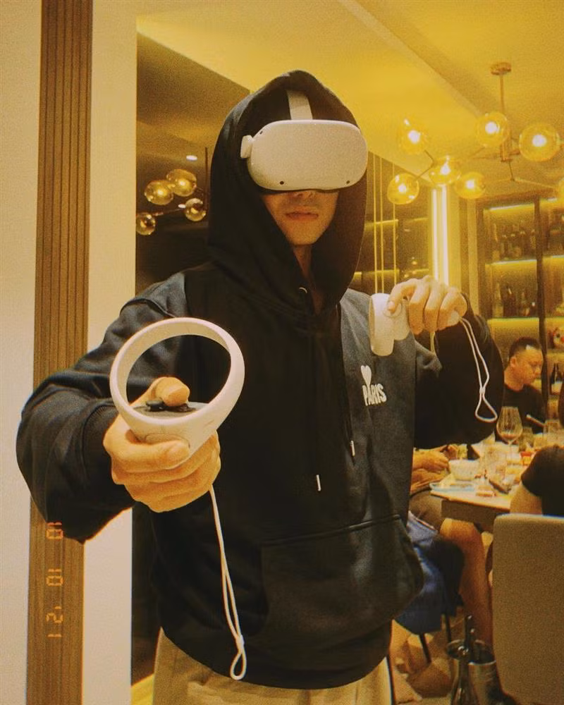 Suốt thời gian bộ phim phát sóng, cặp đôi diễn viên chính không chỉ có "phản ứng hóa học" quá tốt mà còn nhiều lần để lộ những khoảnh khắc thân mật làm dấy lên những tin đồn "phim giả, tình thật".