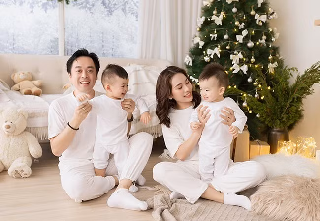 Vợ chồng Dương Khắc Linh cùng hai con sinh đôi mặc đồ đồng điệu chụp ảnh Giáng sinh.