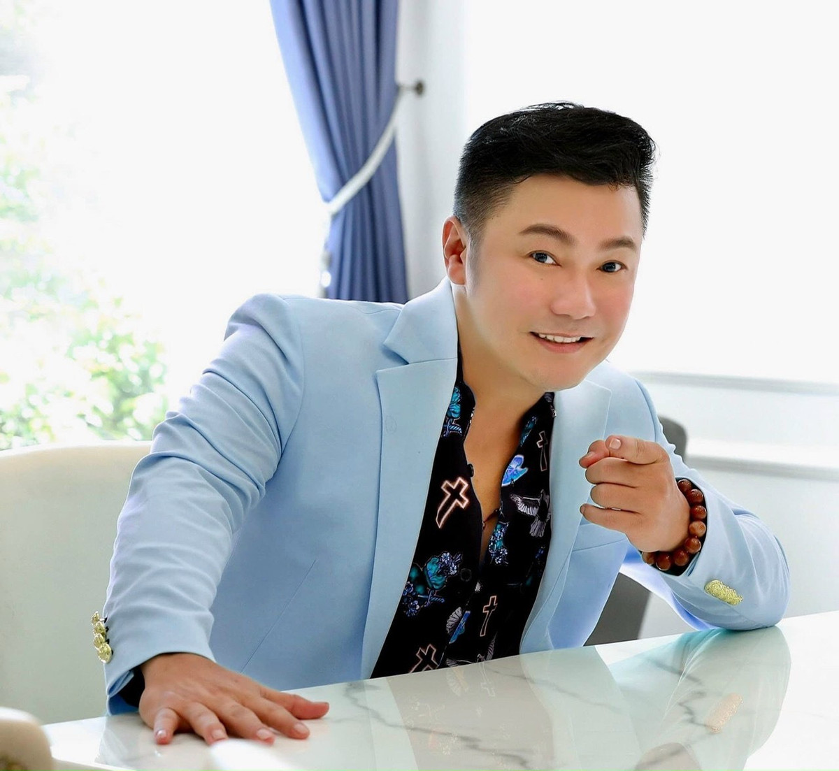 Tin sao Việt 13/12: Lý Hùng đăng ảnh cuối tuần tràn năng lượng. "Thế giới không buồn lâu, khi ở đâu cũng là nụ cười lạc quan", anh viết. Nam diễn viên nhắn nhủ mọi người luôn bảo vệ sức khỏe, sống tích cực giữa cơn dịch.