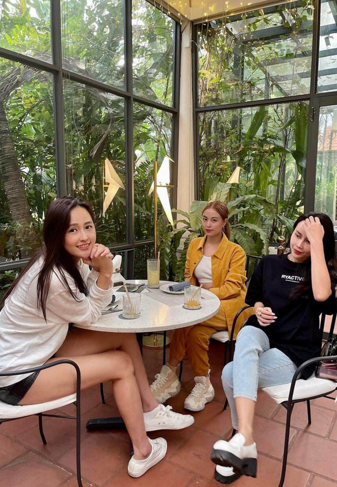 Ba cô gái Hà Nội gồm Mai Phương Thúy, Lưu Hương Giang và Hoàng Thùy Linh hội ngộ cà phê cuối tuần giữa Sài Gòn.