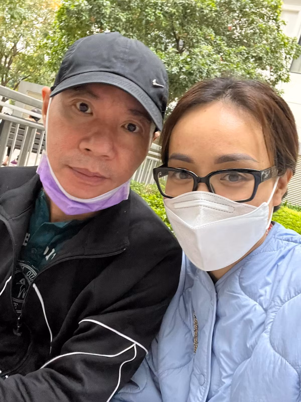  NSND Công Lý đăng ảnh bên vợ trẻ tếu táo "Hôm nay là Chủ Nhật'', MC Thảo Vân lập tức comment ''Chủ Nhật vui vẻ''.