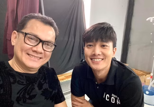 NSƯT Hữu Châu selfie cùng học trò Quốc Trường khi có dịp tham gia một dự án cuối năm.