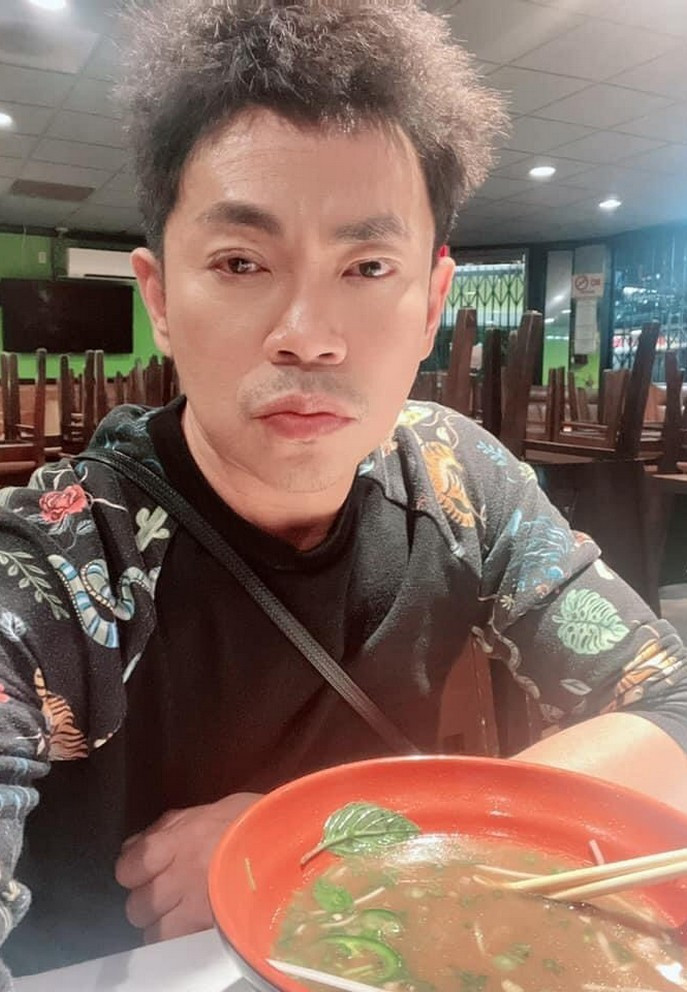 Hoài Tâm tranh thủ ăn bát phở no bụng trước khi chạy show.