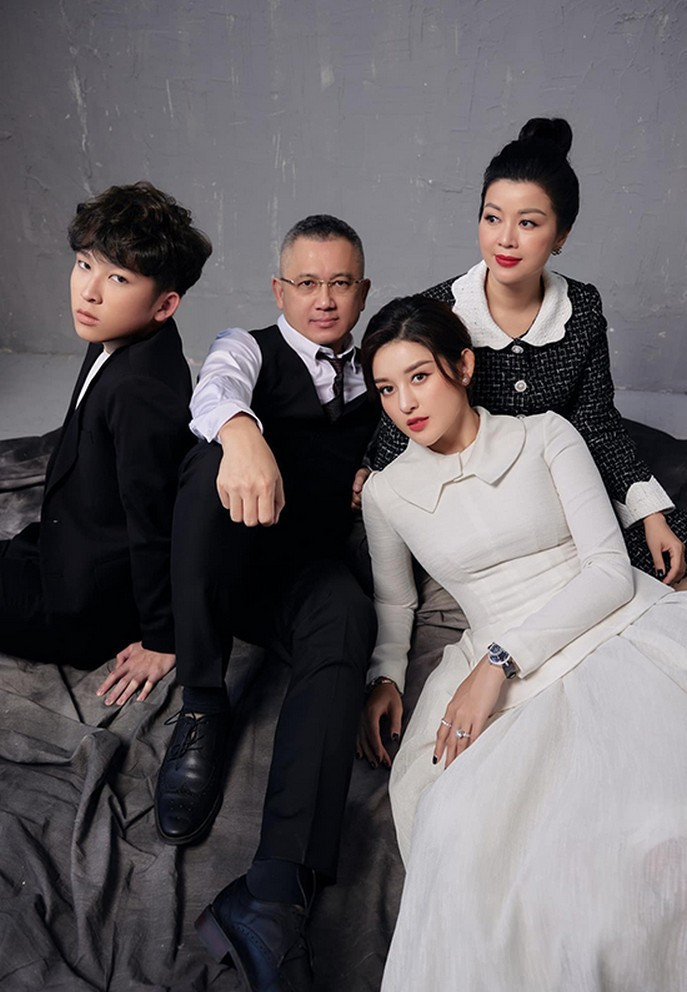Á hậu Huyền My cùng bố mẹ và em trai chụp ảnh gia đình mỗi dịp đón tuổi mới.
