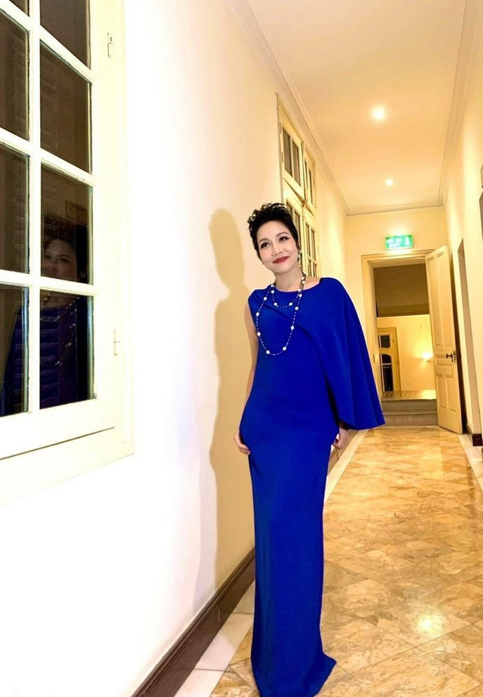 Diva Mỹ Linh rạng rỡ sau hậu trường lễ kỷ niệm 110 năm Nhà hát Lớn Hà Nội.