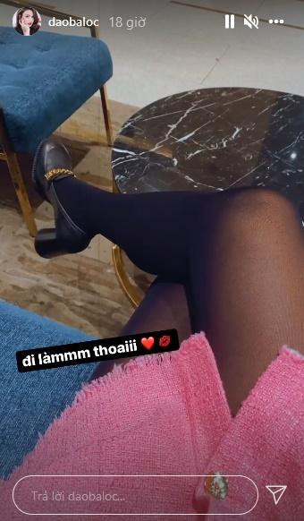 Outfit đi làm mới đây của Đào Bá Lộc khiến nhiều người "mắt chữ O mồm chữ A" với tông "black-pink". Anh xuất hiện mới mái tóc dài suôn mượt, trang điểm đằm thắm, làm nail, thời trang đậm chất nữ tính. Mới đây, giọng ca Gửi Thời Niên Thiếu chơi lớn khoe outfit đi làm táo bạo chưa từng thấy. Đào Bá Lộc diện áo hường, chân váy mini ngắn cũn cỡn, tất da chân và giày cao gót cỡ 7cm đi làm.