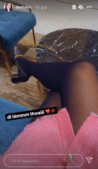 Outfit đi làm mới đây của Đào Bá Lộc khiến nhiều người "mắt chữ O mồm chữ A" với tông "black-pink". Anh xuất hiện mới mái tóc dài suôn mượt, trang điểm đằm thắm, làm nail, thời trang đậm chất nữ tính. Mới đây, giọng ca Gửi Thời Niên Thiếu chơi lớn khoe outfit đi làm táo bạo chưa từng thấy. Đào Bá Lộc diện áo hường, chân váy mini ngắn cũn cỡn, tất da chân và giày cao gót cỡ 7cm đi làm.