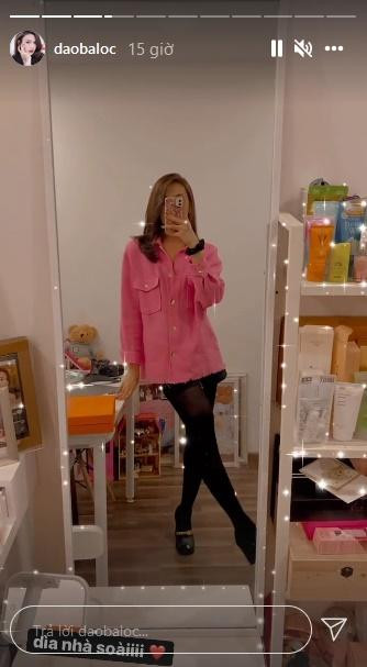 Nhìn diện mạo của giọng ca họ Đào ai cũng choáng váng. Chẳng cần can thiệp thẩm mỹ, Đào Bá Lộc nữ tính hơn cả phái đẹp. Anh còn tiện thay liền một outfit khác nữ tính chẳng kém. Học trò team Hồ Ngọc Hà mặc đầm body cổ V, khoác áo chanh sả và vẫn không thể thiếu một đôi giày cao gót đồng điệu. Kể ra Đào Bá Lộc lên đồ nữ tính cũng có gu lắm chứ chẳng đùa.