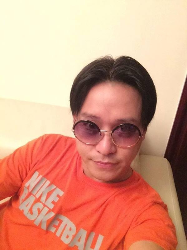 Tuấn Hưng trong một lần ôn lại kỉ niệm cũ khi selfie với mái tóc bổ luống. Giọng ca "Nắm Lấy Tay Anh" được fan khuyên nên quay về undercut thời thượng thay vì để đầu quyển vở, độ đẹp trai của anh như giảm đi một nửa.