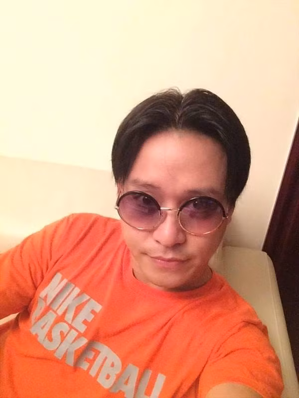 Tuấn Hưng trong một lần ôn lại kỉ niệm cũ khi selfie với mái tóc bổ luống. Giọng ca "Nắm Lấy Tay Anh" được fan khuyên nên quay về undercut thời thượng thay vì để đầu quyển vở, độ đẹp trai của anh như giảm đi một nửa.