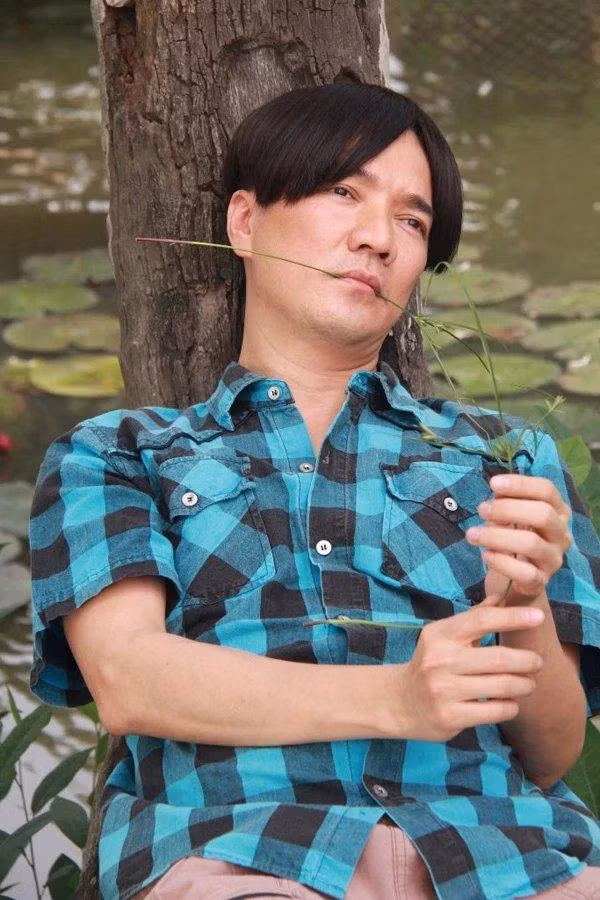 ... tiếp tục trở lại ở thời hiện đại nhưng lại mang đến một cảm giác hoàn toàn khác. Nhiều khán giả bật cười vì gương mặt già đi theo thời gian của anh sẽ phù hợp với mái tóc ngắn thời thượng hơn là trở nên ngố tàu với tóc bổ luống