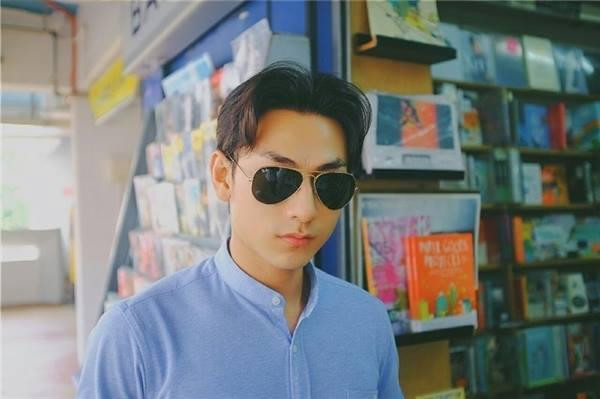 Theo đuổi hình ảnh "soái ca" lịch lãm nên kiểu tóc hai mái rất hợp với Isaac. Từ các sự kiện cho đến đời thường, kiểu tóc này đều khiến khán giả khó tính nhất cũng phải yêu thích.