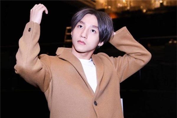 Đến Sơn Tùng cũng có lúc tự "dìm" hình tượng bằng kiểu đầu hai mái "xẹp lép" đầy tai hại này.