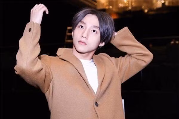 Đến Sơn Tùng cũng có lúc tự "dìm" hình tượng bằng kiểu đầu hai mái "xẹp lép" đầy tai hại này.