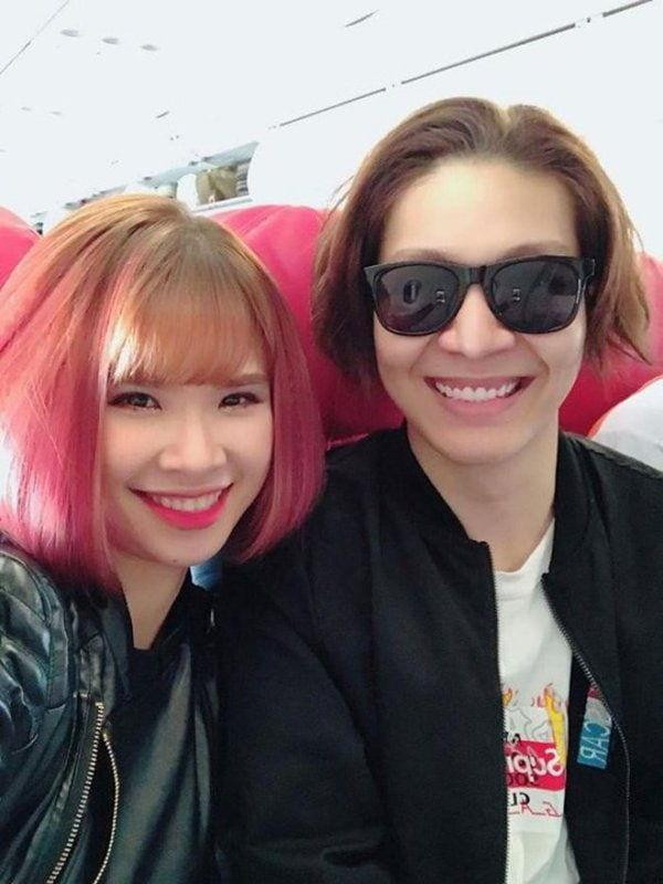 Đầu bổ luống của Kevin Khánh cũng na ná Trấn Thành, chỉ khác là được nhuộm sáng. Kiểu tóc không được chải chuốt khiến nam ca sĩ xuề xòa, kém nam tính hơn hẳn.