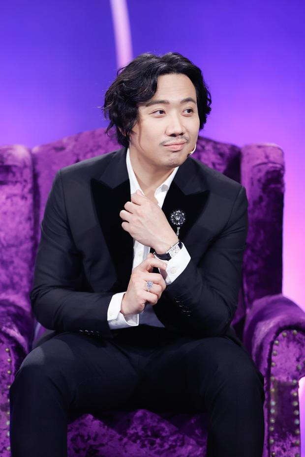 Thậm chí, có khán giả còn chê Trấn Thành già hơn... "ông chú 50", khẳng định phong cách mới không phù hợp lắm và mong muốn anh trở lại với đầu tóc gọn gàng, mặt mày nhẵn nhụi như trước kia.