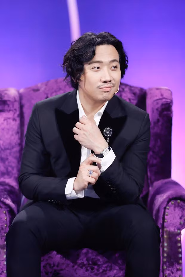 Thậm chí, có khán giả còn chê Trấn Thành già hơn... "ông chú 50", khẳng định phong cách mới không phù hợp lắm và mong muốn anh trở lại với đầu tóc gọn gàng, mặt mày nhẵn nhụi như trước kia.