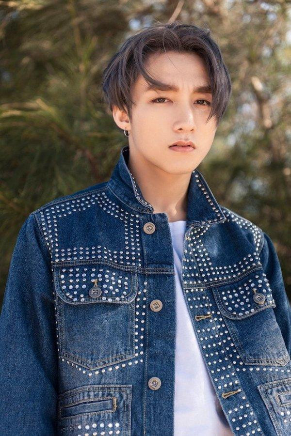 Tuy nhiên chỉ cần nhuộm khói và biết tạo kiểu, trông anh chàng đã khác hẳn, xứng danh "nam thần" Vbiz.