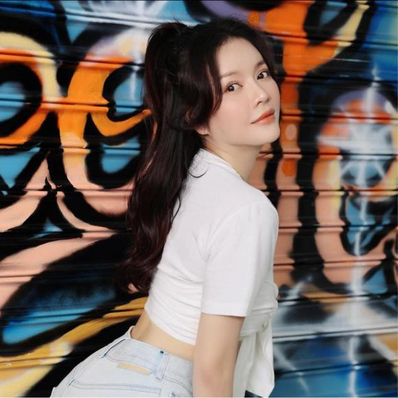 Fan cuồng gửi quà cầu hôn, Lý Nhã Kỳ nổi đóa phản ứng gắt - Hình 3 Fan cuong gui qua cau hon, Ly Nha Ky noi doa phan ung gat-Hinh-3