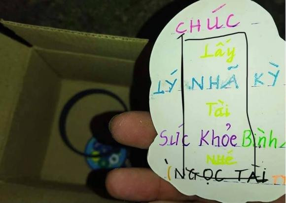 Fan cuồng gửi quà cầu hôn, Lý Nhã Kỳ nổi đóa phản ứng gắt - Hình 2 Fan cuong gui qua cau hon, Ly Nha Ky noi doa phan ung gat-Hinh-2