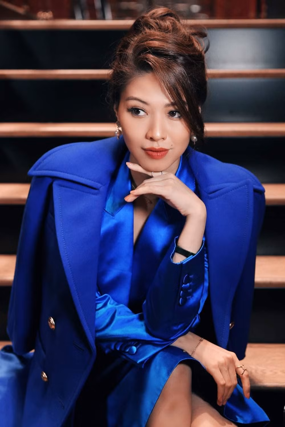 Cô cũng là tín đồ của hàng hiệu, đặc biệt ưa chuộng những mẫu phụ kiện như đồng hồ, nhẫn, khuyên tai, túi xách đắt tiền đến từ các thương hiệu như Fendi, Balenciaga, Gucci..