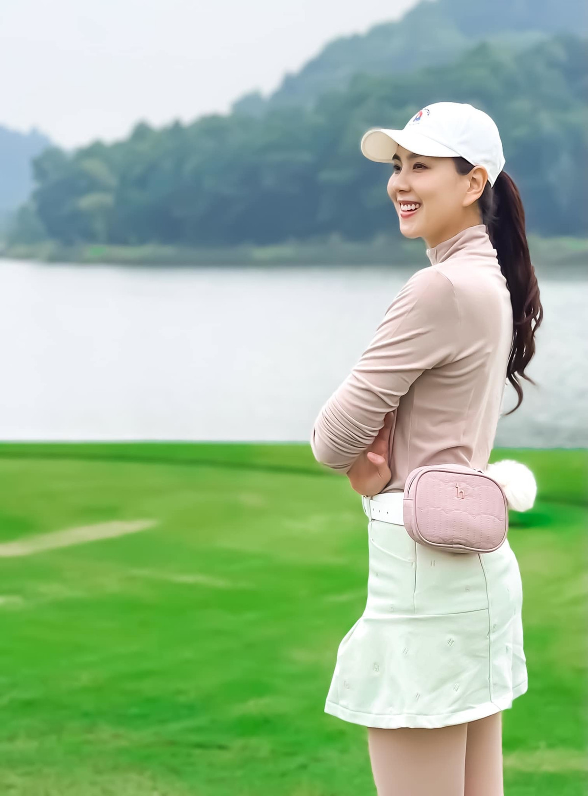 Bên cạnh công việc tại VTV, Mai Ngọc còn điều hành thương hiệu thời trang riêng trong 8 năm qua. Cô tự hào cho biết những trang phục mặc khi lên sóng khi lên sóng đều đến từ thương hiệu riêng của mình.