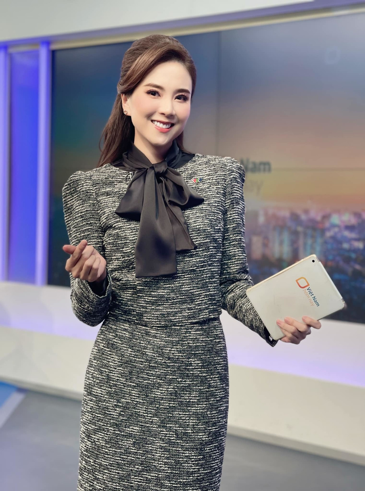  Mai Ngọc sinh năm 1990, từng được biết đến là "cô gái thời tiết" của VTV trước khi chuyển sang là người dẫn chương trình Việt Nam hôm nay. Sở hữu nhan sắc xinh đẹp, phong cách dẫn nhẹ nhàng, Mai Ngọc luôn nhận được nhiều sự yêu mến của khán giả mỗi lần xuất hiện trên sóng truyền hình.