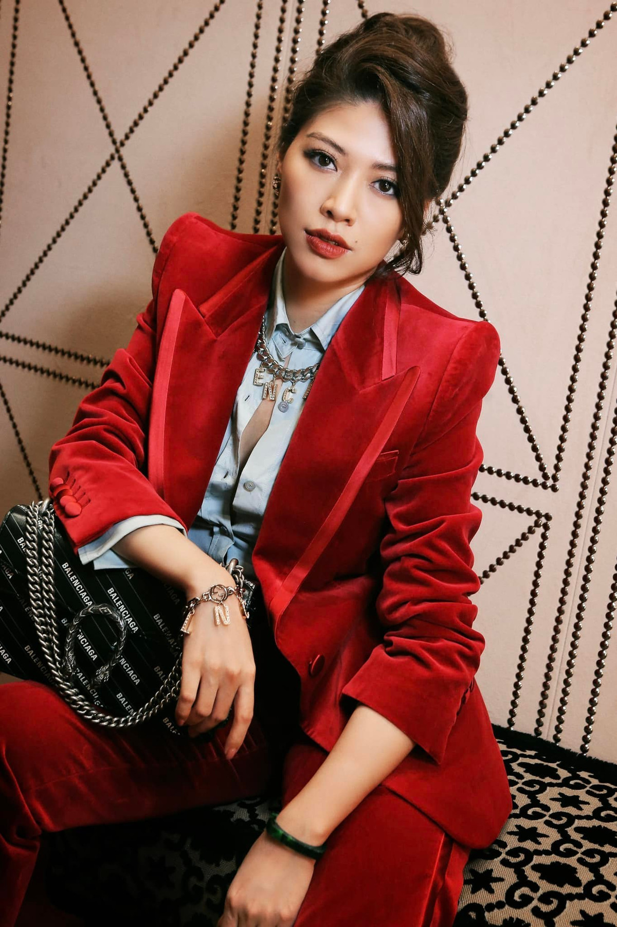 Ngọc Trinh còn được biết đến là nữ BTV sành điệu và có gu thời trang linh hoạt của VTV. Khác với vẻ chỉn chu, nghiêm túc trên sóng truyền hình, ngoài đời nữ BTV sinh năm 1986 có phong cách khá phóng khoáng, trẻ trung nhưng không kém phần sang chảnh.