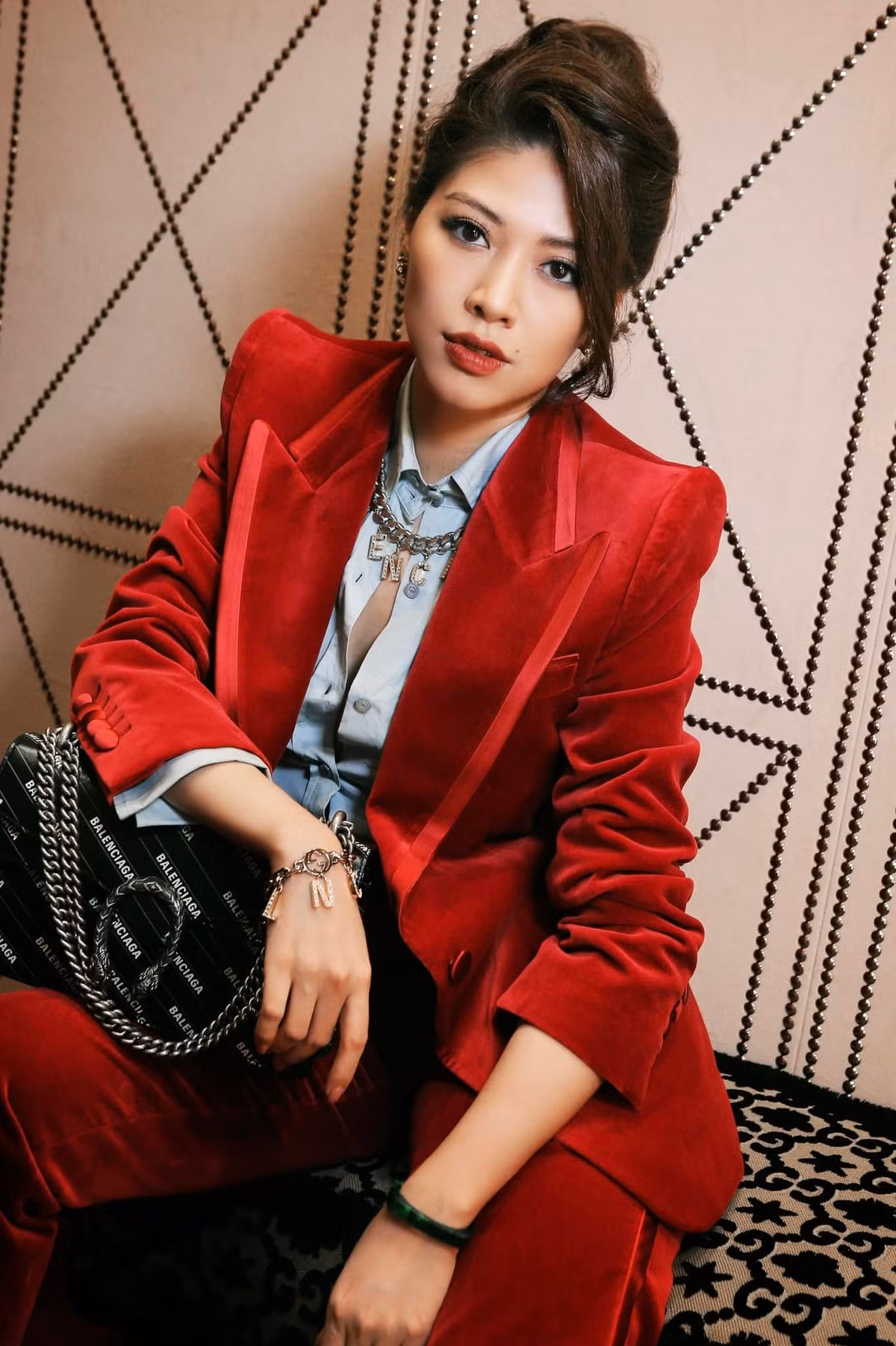 Ngọc Trinh còn được biết đến là nữ BTV sành điệu và có gu thời trang linh hoạt của VTV. Khác với vẻ chỉn chu, nghiêm túc trên sóng truyền hình, ngoài đời nữ BTV sinh năm 1986 có phong cách khá phóng khoáng, trẻ trung nhưng không kém phần sang chảnh.