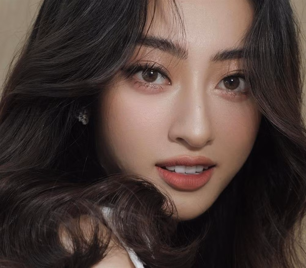 Thay vào đó, Hoa hậu Thế giới Việt Nam trang điểm tone hồng phớt thật nhẹ như thế này nhìn sẽ trẻ trung, thu hút hơn.